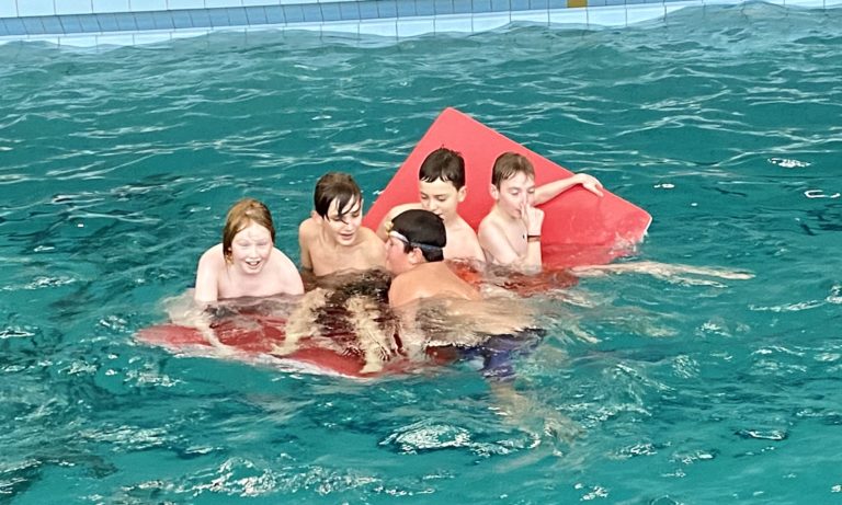 Kooperation und Gemeinschaft im Schwimmbad